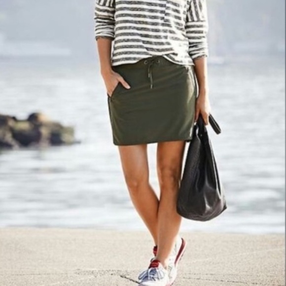 Athleta Dresses & Skirts - Athleta Stretch In Green Skort with Front Zipper Pockets Women's Size 4